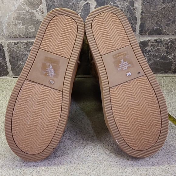 SIZE 6M Faux fur upper By Guess Dk Tan - Picture 11 of 13